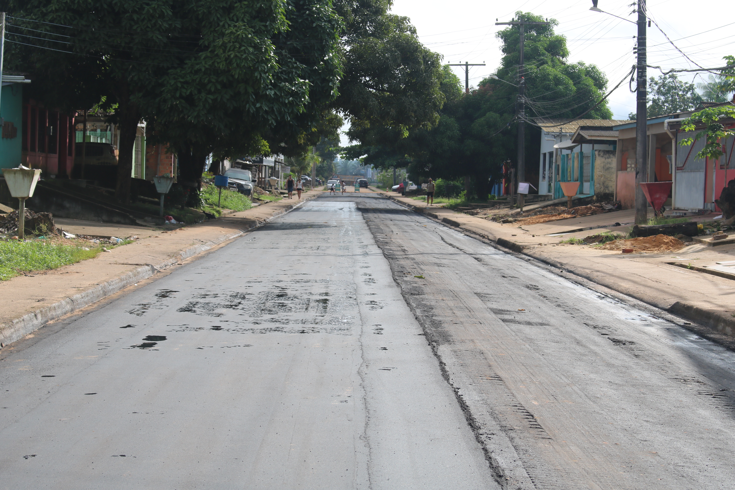 Obras de pavimentação asfáltica continuam a todo vapor no bairro agreste em Laranjal do Jari.